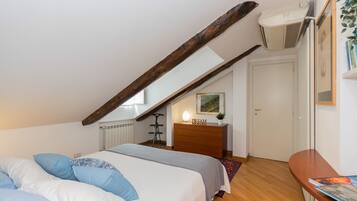 Loft, 1 kamar tidur | 1 kamar tidur, setrika/meja setrika, Wi-Fi gratis, dan seprai linen