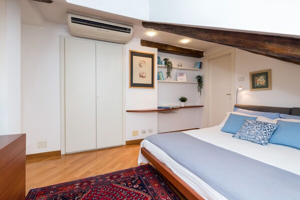 Loft, 1 Bedroom | 1 bedroom, iron/ironing board, free WiFi, bed sheets
