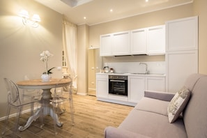 Departamento, 1 habitación | Área de sala de estar | Televisión de pantalla plana de 35 pulgadas con canales digitales