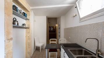 Apartment, 1 Bedroom, Terrace, Corner | Dapur peribadi | Peti sejuk/penyejuk beku saiz penuh, ketuhar gelombang mikro, dapur