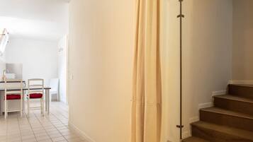 Apartment, 1 Bedroom, Terrace, Corner | Ruang tamu | 35 inci televisyen dengan digital