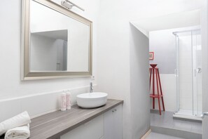 Apartamento, 2 habitaciones, balcón | Baño | Ducha, artículos de higiene personal gratuitos, secador de pelo y bidé
