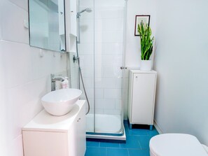 Appartamento, 2 camere da letto, balcone | Bagno | Doccia, set di cortesia gratuito, asciugacapelli, bidet