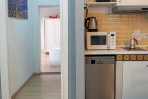 Appartement, 2 slaapkamers, balkon | Privékeuken | Een koelkast/vriezer, een magnetron, een kookplaat, een vaatwasser