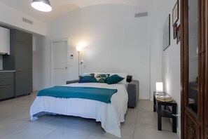 Economy Studio | Iron/ironing board, bed sheets