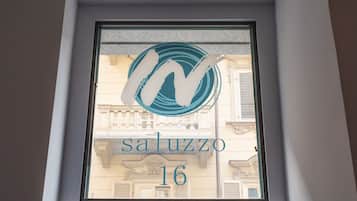 Ett fönster med en logotyp och texten ”saluzzo 16”.