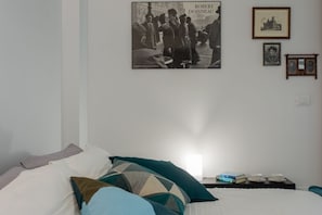 Economy Studio | Iron/ironing board, bed sheets - Rosso E Blu Di San Salvario By Wonderful Italy (Turin)