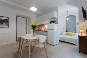 Basic Studio | Living area | 35-inch TV with digital channels - Rosso E Blu Di San Salvario By Wonderful Italy (Turin)