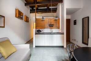 Appartement | Cuisine privée | Grand réfrigérateur, micro-ondes, plaque de cuisson, machine à expresso