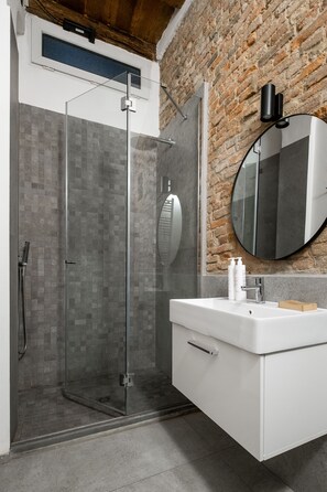 Appartement | Badkamer | Een douche, een haardroger, een bidet, handdoeken