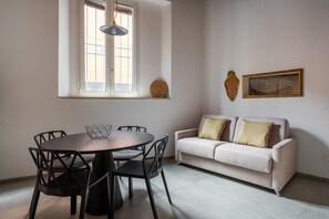 Căn hộ | Khu phòng khách | TV màn hình phẳng 35-inch có truyền hình kỹ thuật số, TV 