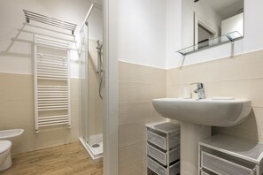 Classic Studio | Bathroom | Shower, free toiletries, hair dryer, bidet - San Salvario Apartments By Wonderful Italy (Turin)