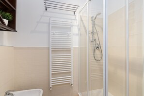 Classic Studio | Bathroom | Shower, free toiletries, hair dryer, bidet - San Salvario Apartments By Wonderful Italy (Turin)