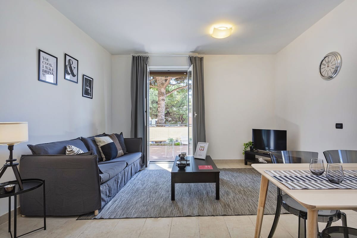 Comfort-Apartment, 2 Schlafzimmer | Wohnbereich | 35-Zoll-Fernseher mit Digitalempfang