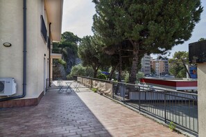 Basic Apartment | Terrace/patio
