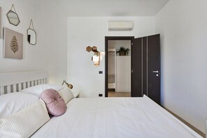 Business apartman, 3 hálószobával | Vasaló/vasalódeszka, gyerekágy/csecsemőágy (felár ellenében) és ágynemű