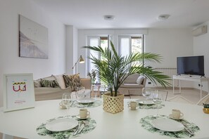 Apartamento clássico, 2 quartos | Área de estar | TV 35 polegadas com canais digitais