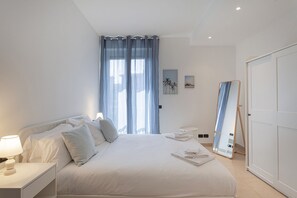 Tabla de planchar con plancha, cunas y ropa de cama 