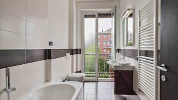 Appartamento City, 2 camere da letto | Bagno | Vasca e doccia separate, set di cortesia gratuito, asciugacapelli, bidet