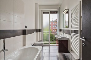 Appartement Ville, 2 chambres | Salle de bain | Baignoire et douche séparées, articles de toilette (gratuits)