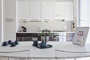 City apartman, 2 hálószobával | Privát konyha | Nagyméretű hűtő/fagyasztó, sütő, főzőlap és mosogatógép