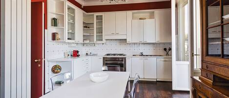 Apartment | Eigene Küche | Großer Kühlschrank, Mikrowelle, Ofen, Herdplatte