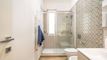 Apartment | Bathroom | Shower, free toiletries, hair dryer, bidet