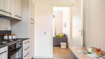 Apartment | Dapur peribadi | Peti sejuk/penyejuk beku saiz penuh, ketuhar gelombang mikro, ketuhar