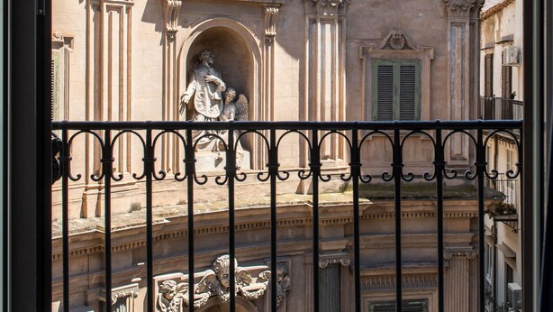 A historic building with a large dome and ornate architecture. - Villena Plaza by Wonderful Italy (Palermo)