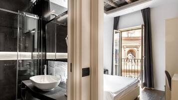 Quarto casal standard | Banheiro | Chuveiro, secador de cabelo, bidê, toalhas de banho