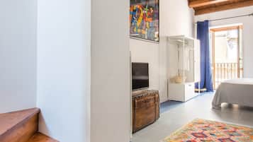 Basic Studio | Living area | 35-inch TV with digital channels
