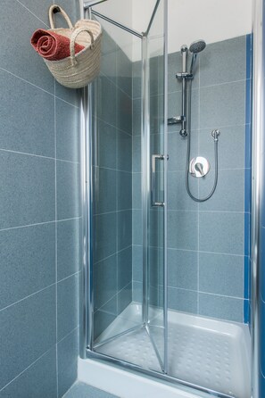 Basic Studio | Bathroom | Shower, free toiletries, hair dryer, bidet - Vucciria Apartments By Wonderful Italy (Palermo)