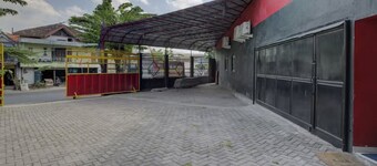 Super OYO Capital O 3198 Sukomanunggal Inn