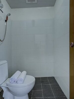 Quarto casal luxo | Banheiro | Chuveiro, toalhas de banho