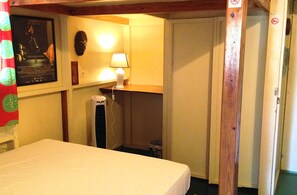 2 bedrooms, in-room safe, desk, iron/ironing board