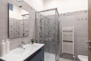 อพาร์ทเมนท์ | ห้องน้ำ | ฝักบัว, ของใช้ในห้องน้ำฟรี, ไดร์เป่าผม, โถสุขภัณฑ์แบบบิเดท์