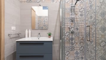 Appartamento | Bagno | Doccia, set di cortesia gratuito, asciugacapelli, bidet