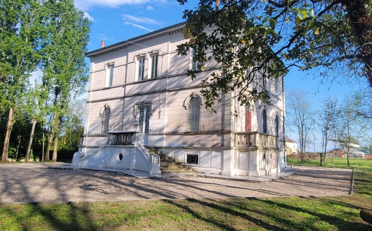 Amazing Villa in Migliarino