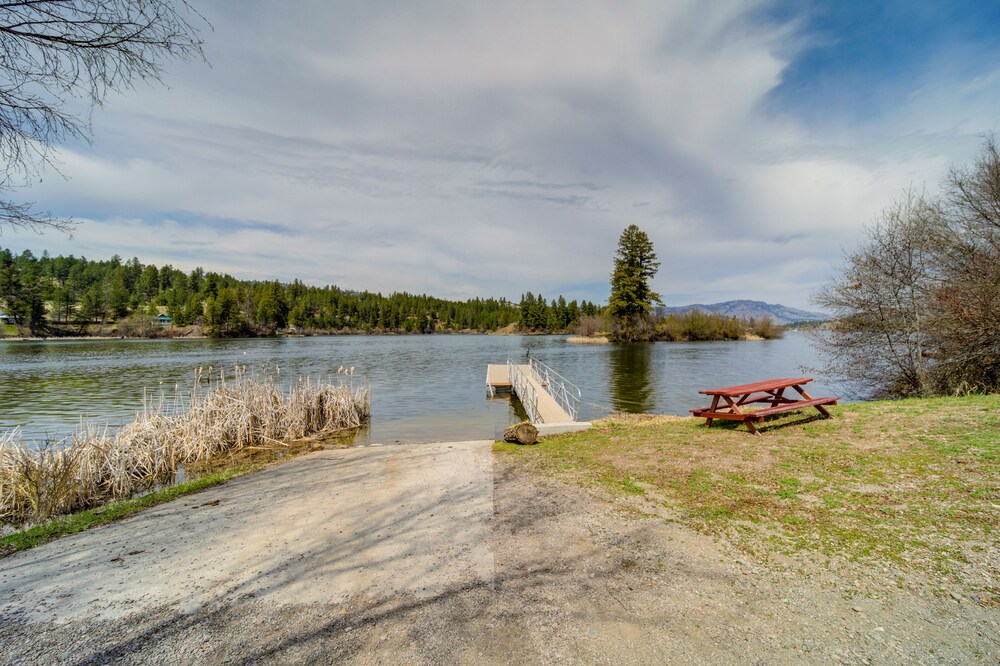 Quiet Republic Cabin w/ Lake Views!