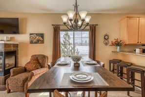 House, Multiple Beds, Fireplace, Mountain View | Dining