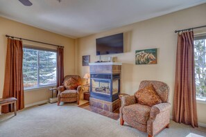 Casa, várias camas, lareira, vista para a montanha | Área de estar | TV, lareira