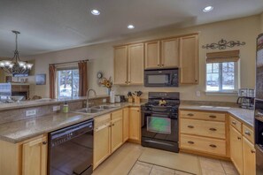 Casa, várias camas, lareira, vista para a montanha | Cozinha privada | Geladeira, micro-ondas, fogão, cooktop