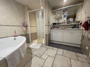 Douche, sèche-cheveux, serviettes fournies, savon