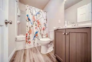 浴槽、ヘアドライヤー、タオル