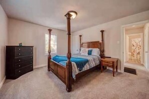 4 habitaciones, escritorio y tabla de planchar con plancha 