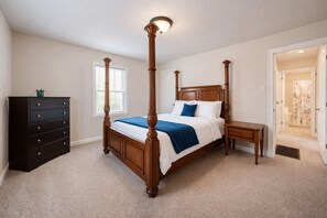A four-poster bed with a wooden finish, a dresser with multiple drawers, and a nightstand. - Spacious 4BR near Missouri S&T and downtown Rolla (Rolla)