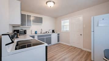 Een koelkast, een magnetron, een oven, een kookplaat