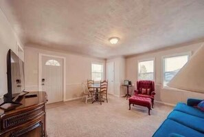 Smart TV, offices - Spacious 4BR | Sleeps 8 | 5 Min to S&T & Downtown (Rolla)