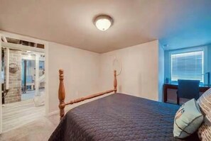 4 室のベッドルーム、デスク、アイロン / アイロン台、旅行用ベビーベッド