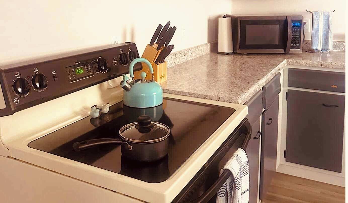 Geladeira, micro-ondas, fogão, cooktop